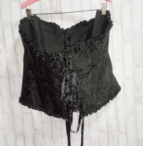 Elegant, black strapless jaquard satin corset with ruffled trim - Picture 9 of 14